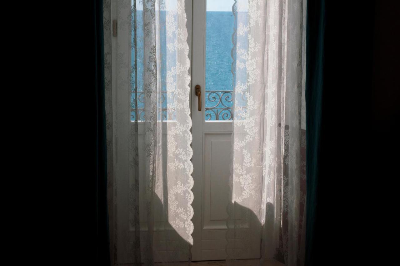 B&B Le Finestre Sul Mare Таранто Екстериор снимка